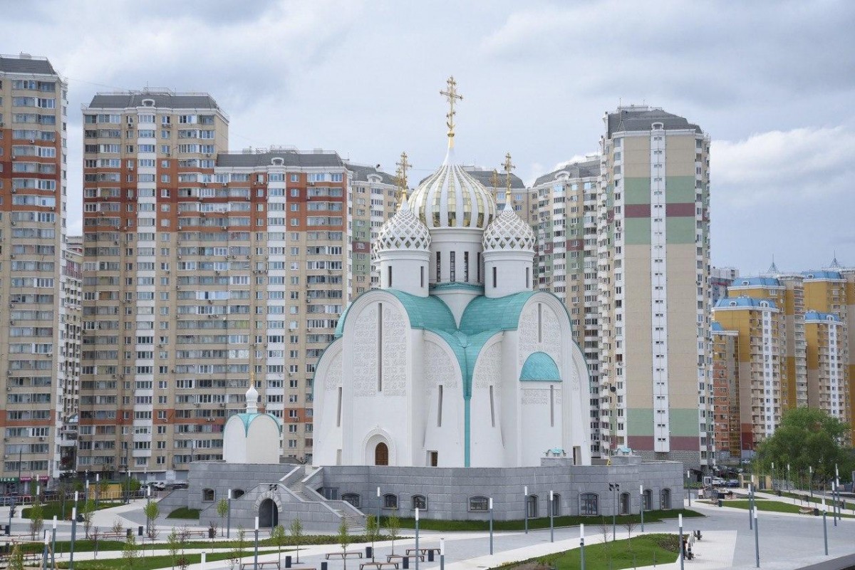 Церковь напротив панельки