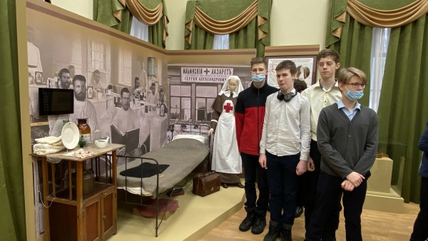 Ученики Свято-Георгиевской гимназии посетили выставку