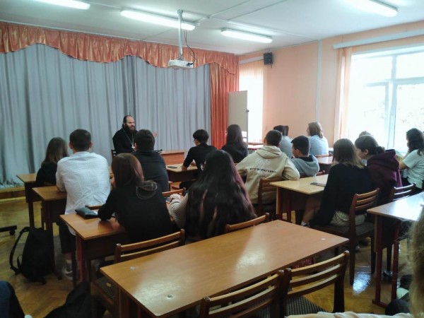 Встреча со священником в Ильинской школе 