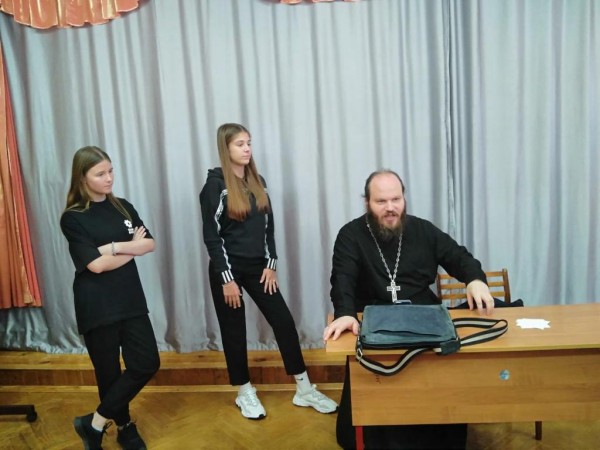 Встреча со священником в Ильинской школе 