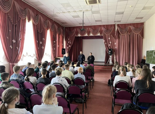 Встреча со школьниками в Петрово-Дальневской средней школе