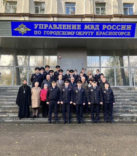 Поднятие флага и возложение цветов в УМВД по г. о. Красногорск 