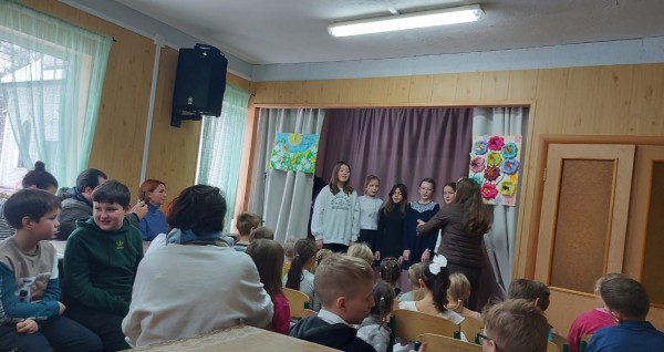 Воскресная школа Данииловского храма в Нахабино выступила в клубе «Мечта» и поздравила мам и бабушек с Днем матери