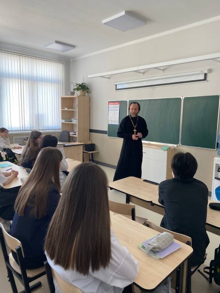 Беседа со школьниками в новом корпусе Ильинской школы