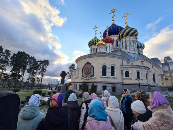 Молодежь Данииловского храма Нахабино посетила с экскурсией Патриаршее подворье в Переделкино и встретилась с молодежной группой Подворья