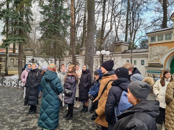 Молодежь Данииловского храма Нахабино посетила с экскурсией Патриаршее подворье в Переделкино и встретилась с молодежной группой Подворья