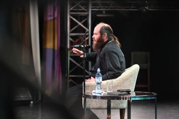 Иерей Павел Островский провел ряд встреч с молодежью в Тюмени