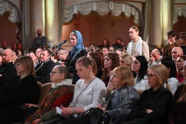 Иерей Павел Островский провел ряд встреч с молодежью в Тюмени