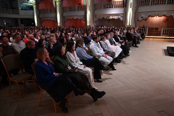Иерей Павел Островский провел ряд встреч с молодежью в Тюмени
