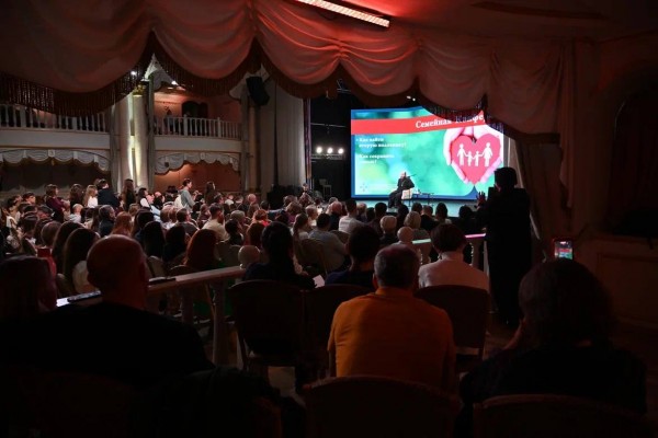 Иерей Павел Островский провел ряд встреч с молодежью в Тюмени