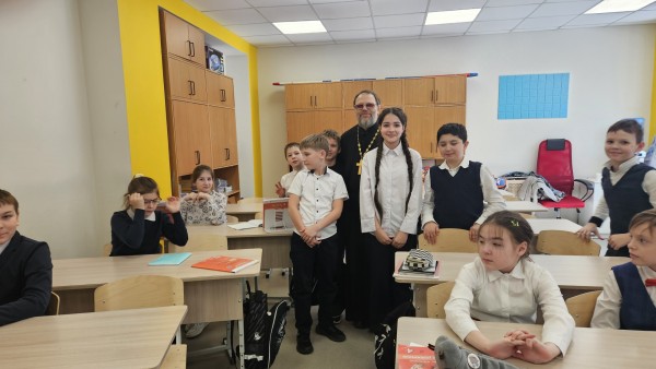 Беседы священника со школьниками в учебных заведениях Крвсногорского округа