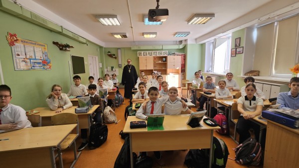 Беседы священника со школьниками в учебных заведениях Крвсногорского округа