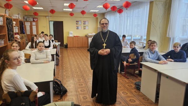 Беседы священника со школьниками в учебных заведениях Крвсногорского округа