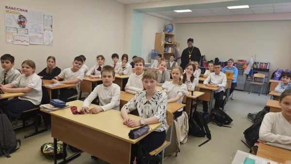 Пасхальные встречи священника со школьниками в учебных заведениях Красногорского округа