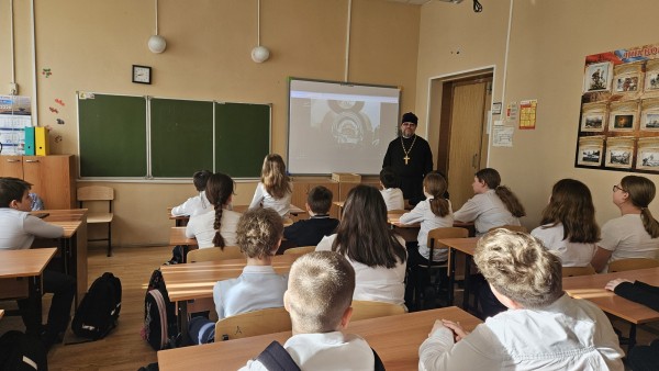 Пасхальные встречи священника со школьниками в учебных заведениях Красногорского округа