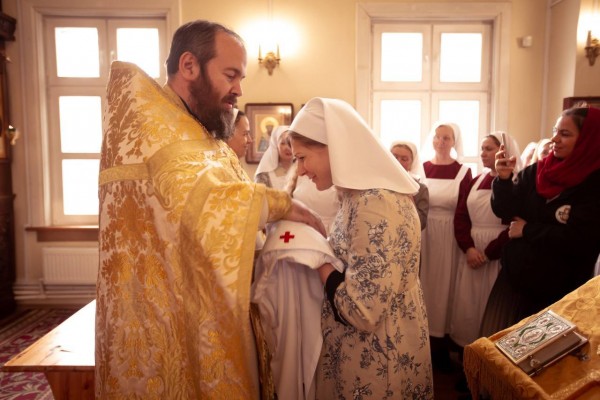В Знаменском храме д. Марьино состоялось посвящение в сестры милосердия
